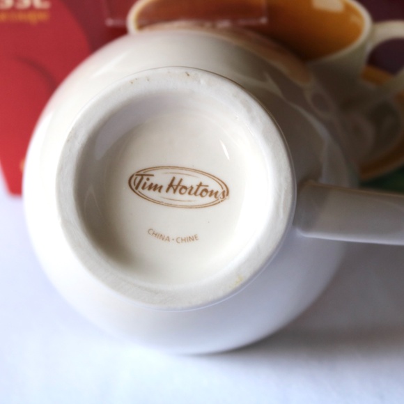 NIB -TIM HORTENS Vintage Tea Cup and Saucer 2006 Original Box Limited Edition - Picture 3 of 6